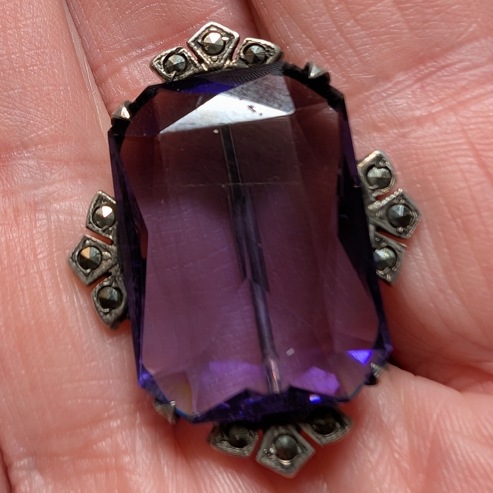 Vintage Sphinx Of England Faux Amethyst art Glass Elegant Purple 💜 Brooch Pin.